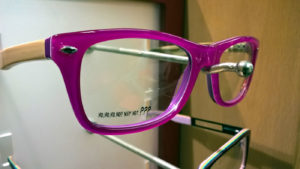 Růžové/fialové plastové obruby/obroučky brýlí.